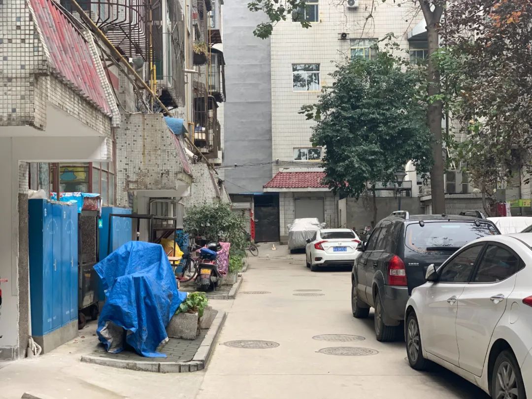 西安人熟悉的钟楼小区,纹身酒吧、复古咖啡,还有宝藏美食 第44张