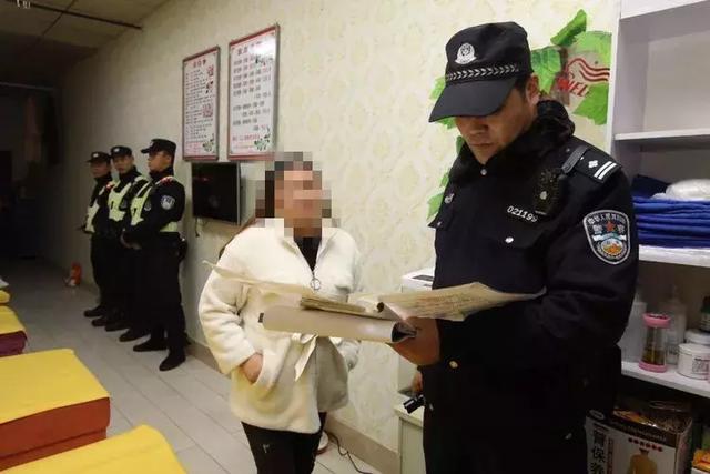 西安足浴按摩暗访(西安未央警方200警力夜查城中村治安乱象) 第5张