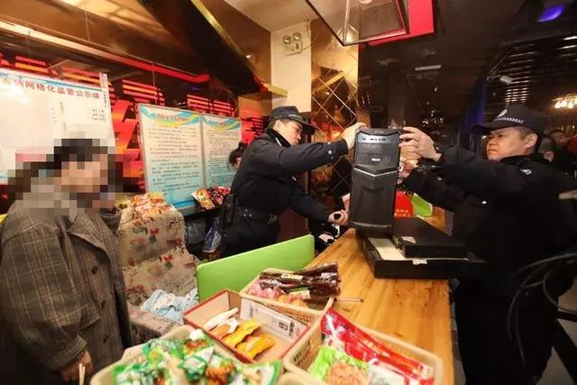 西安足浴按摩暗访(西安未央警方200警力夜查城中村治安乱象) 第4张