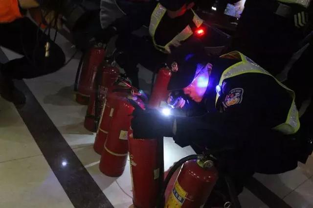 西安足浴按摩暗访(西安未央警方200警力夜查城中村治安乱象) 第6张