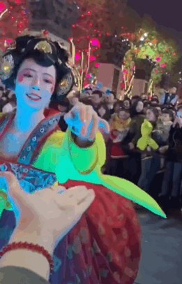 西安 足浴按摩 大唐(“不倒翁小姐姐”带火的大唐不夜城)  第5张