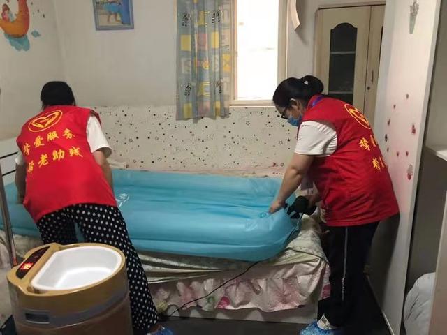 西安上门足浴按摩(她们带着浴缸上门为老人助浴)  第2张