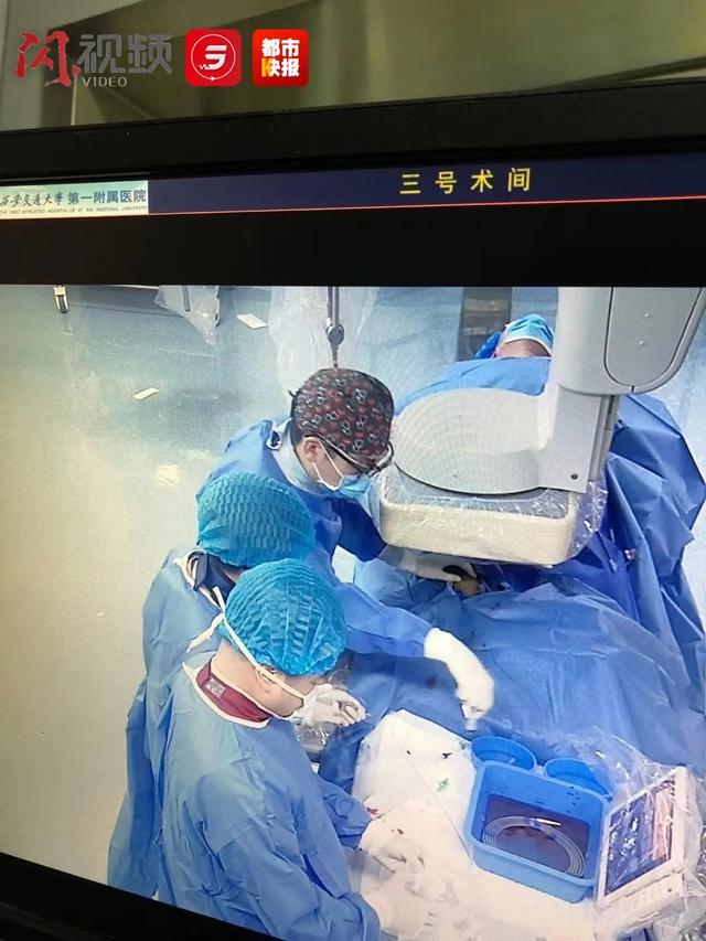 西安交大附近足浴按摩(西安一男子“潇洒甩头”竟把颈动脉甩破了) 第1张