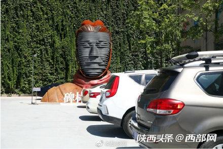 西安钟楼足浴按摩飞机(还记得钟楼旁那尊会“变脸”的网红兵马俑吗)  第1张
