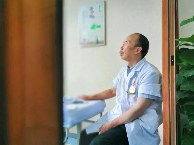西安足浴按摩技师图片(用双手按出残疾人“光明人生”) 第1张