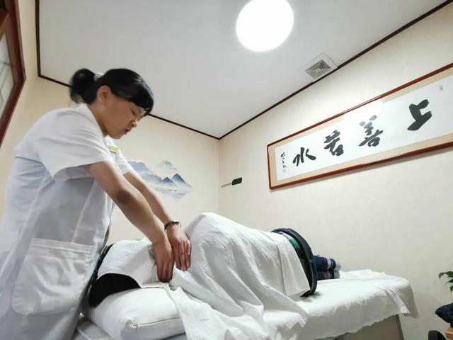 西安足浴按摩技师图片(用双手按出残疾人“光明人生”) 第2张