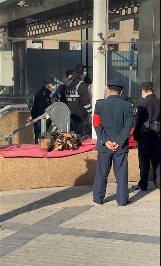 西安足浴按摩钟楼附近有哪些(西安一流浪汉倒在地下通道) 第1张