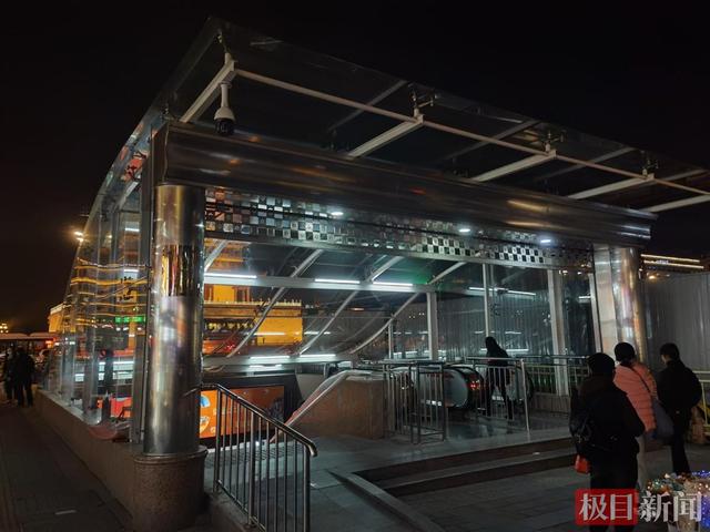 西安足浴按摩钟楼附近有哪些(西安一流浪汉倒在地下通道) 第4张