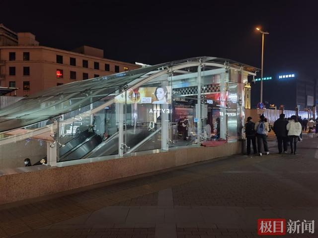 西安足浴按摩钟楼附近有哪些(西安一流浪汉倒在地下通道) 第2张