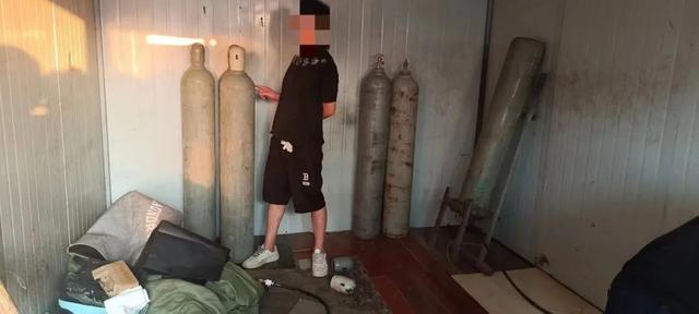 西安市足浴按摩店抓捕(西安警方在北郊阁老门村附近打掉一个吸食贩卖“笑气”团伙) 第1张