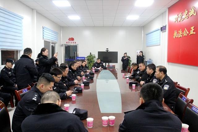 万达附近足浴按摩西安市场(未央百余名警力突击夜查万达广场周边重点场所) 第2张