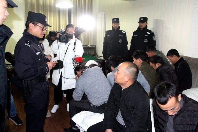 万达附近足浴按摩西安市场(未央百余名警力突击夜查万达广场周边重点场所) 第4张