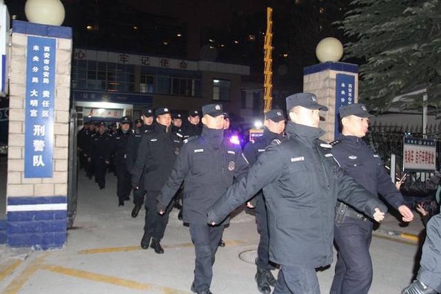 万达附近足浴按摩西安市场(未央百余名警力突击夜查万达广场周边重点场所) 第6张