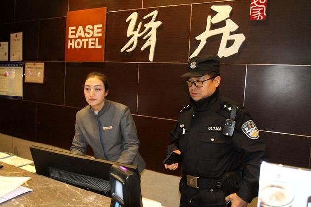 万达附近足浴按摩西安市场(未央百余名警力突击夜查万达广场周边重点场所) 第8张