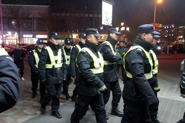 万达附近足浴按摩西安市场(未央百余名警力突击夜查万达广场周边重点场所) 第7张