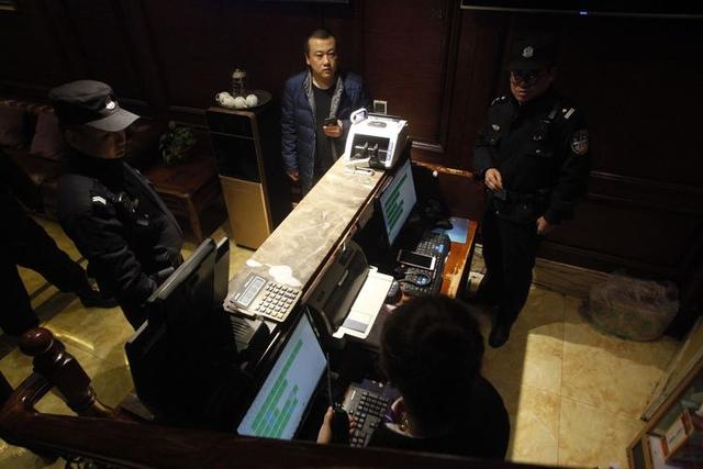 万达附近足浴按摩西安市场(未央百余名警力突击夜查万达广场周边重点场所) 第9张
