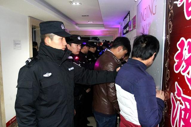 万达附近足浴按摩西安市场(未央百余名警力突击夜查万达广场周边重点场所) 第12张