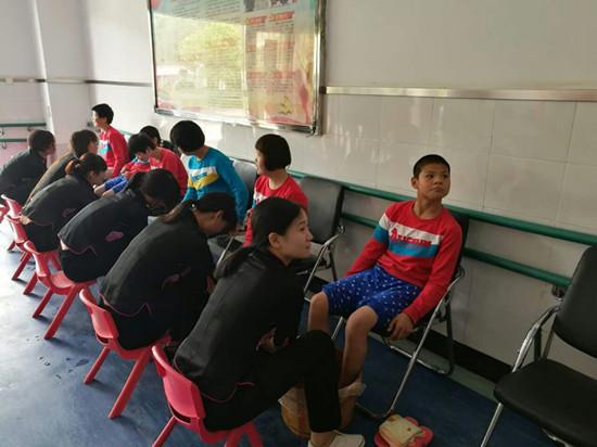 西安三毛休闲会所「行业第一会所香港三毛足浴会馆走进福利院送爱心」  第2张