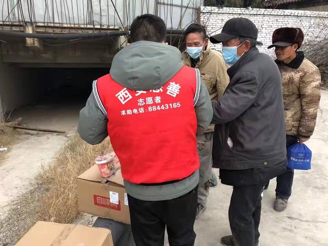 有人只剩两把面条,因一碗米饭和一句趁热吃吧 第6张
