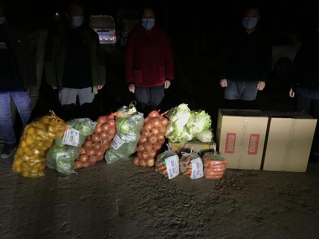 有人只剩两把面条,因一碗米饭和一句趁热吃吧 第5张