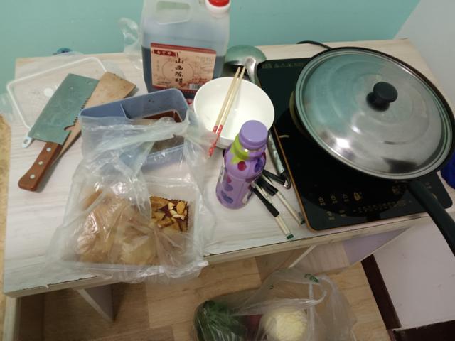 有人只剩两把面条,因一碗米饭和一句趁热吃吧 第7张