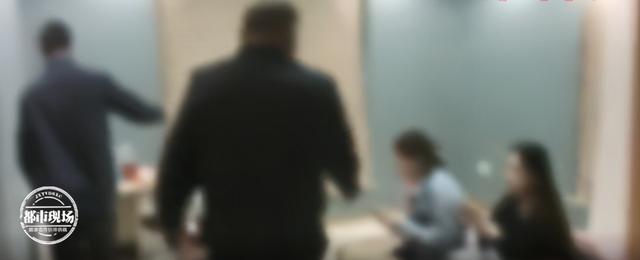 美容院发放暧昧小卡片,周边群众难以忍受 第4张