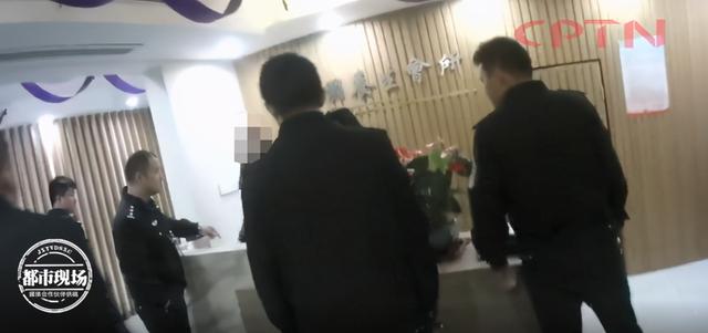 美容院发放暧昧小卡片,周边群众难以忍受 第3张