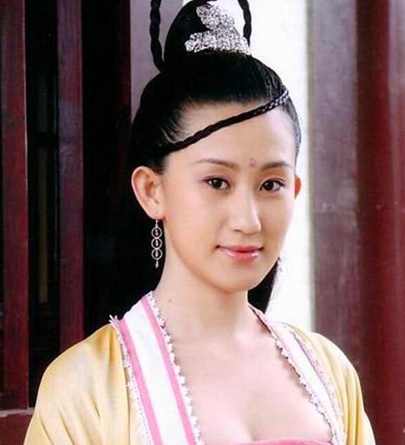 出道多年不火,26岁嫁功夫巨星,如今39岁被宠成公主 第1张