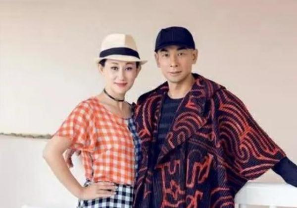 出道多年不火,26岁嫁功夫巨星,如今39岁被宠成公主 第2张