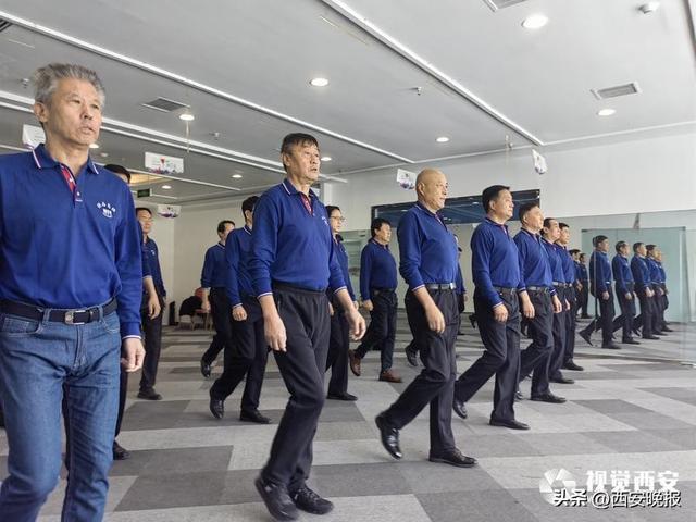男模走姿后,他们挺在这里,也找到了集体 第2张