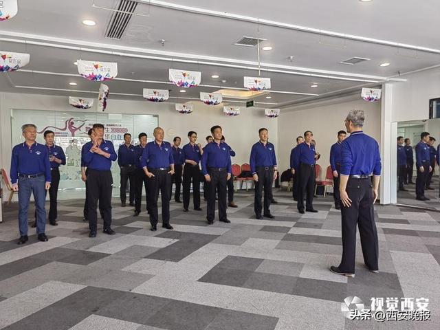 男模走姿后,他们挺在这里,也找到了集体 第1张
