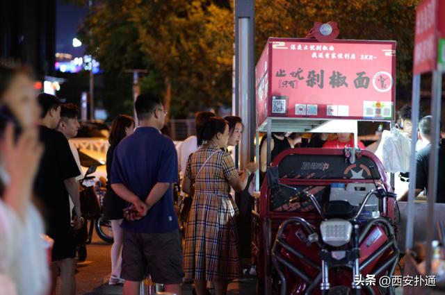 西安高新打工人的加油站高新打工人的加油站包围大都荟的夜摊 第17张