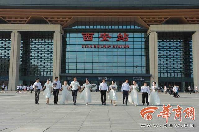 西安火车站娱乐「火车变“婚车”这趟独家定制集体婚礼太浪漫」  第8张