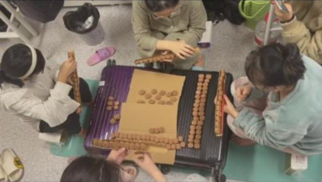 西安高校封校女大学生自制麻将,“幺鸡”成亮点,网友:没了灵魂 第1张