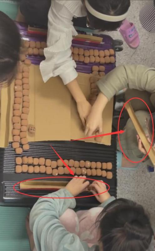 西安高校封校女大学生自制麻将,“幺鸡”成亮点,网友:没了灵魂 第5张