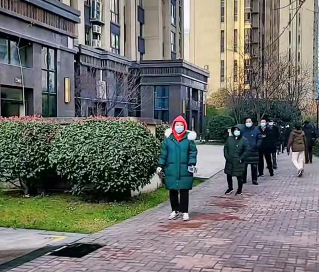 西安主持人孙维晒居家生活,当志愿者帮业主提蔬菜,暖心获赞 第2张