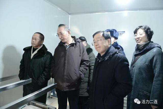 春节期间“舌尖上的安全”大检查全覆盖在超市检查 第2张