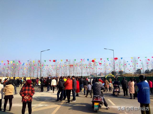 自由市场环山路边的“网红”舞场,人多车多, 第1张