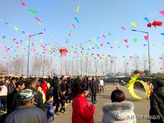 自由市场环山路边的“网红”舞场,人多车多, 第2张