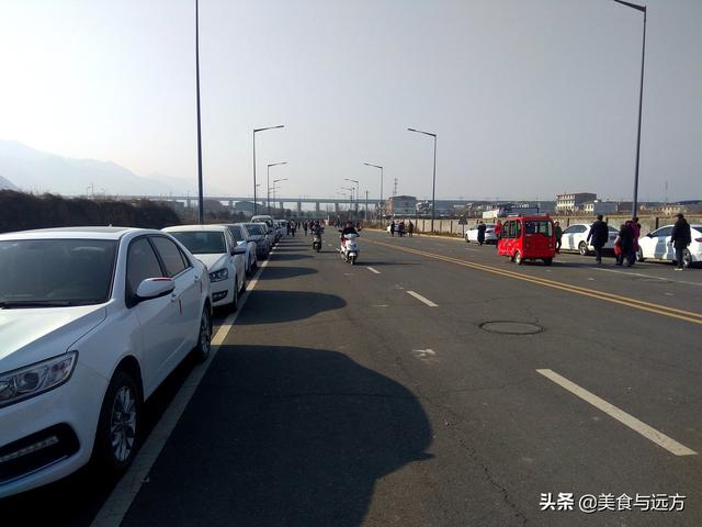 自由市场环山路边的“网红”舞场,人多车多, 第3张