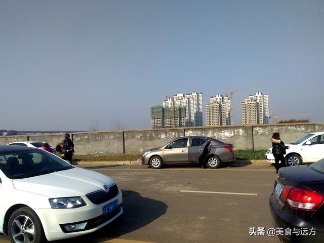 自由市场环山路边的“网红”舞场,人多车多, 第4张
