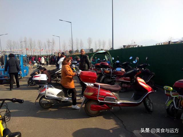 自由市场环山路边的“网红”舞场,人多车多, 第8张
