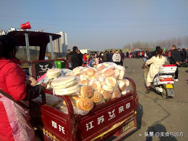 自由市场环山路边的“网红”舞场,人多车多, 第13张