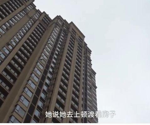 女子独自被困电梯若有紧急出口，绝望中不要爬出去  第1张