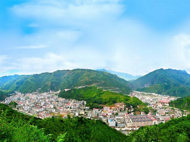 中国最荒凉的大学城,一个坐落在野岛,一个孤悬于山脚 第3张