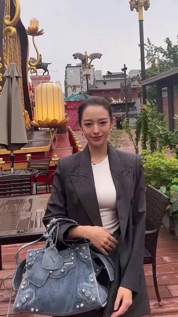 郎朗老婆现身西安低温光腿穿短裙引网友担心其着凉 第1张