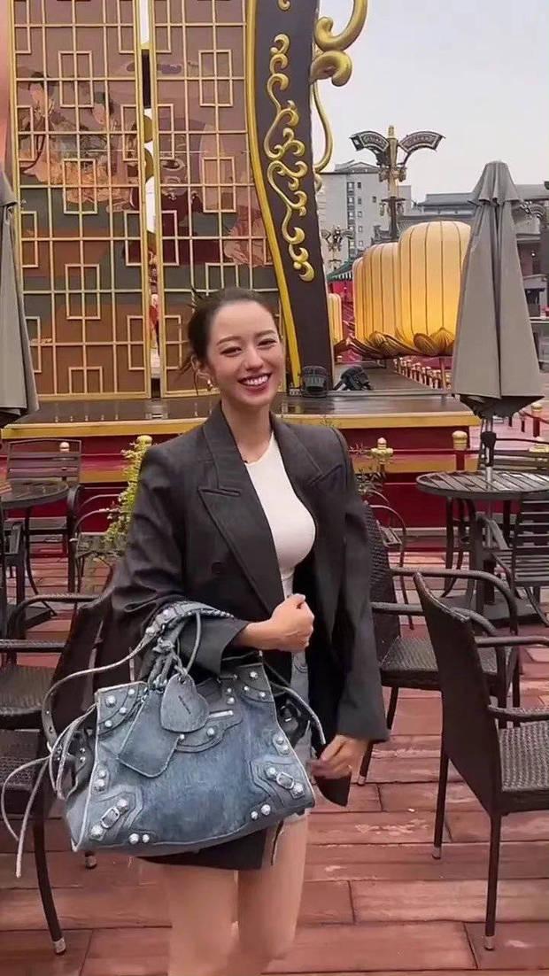 郎朗老婆现身西安低温光腿穿短裙引网友担心其着凉 第4张