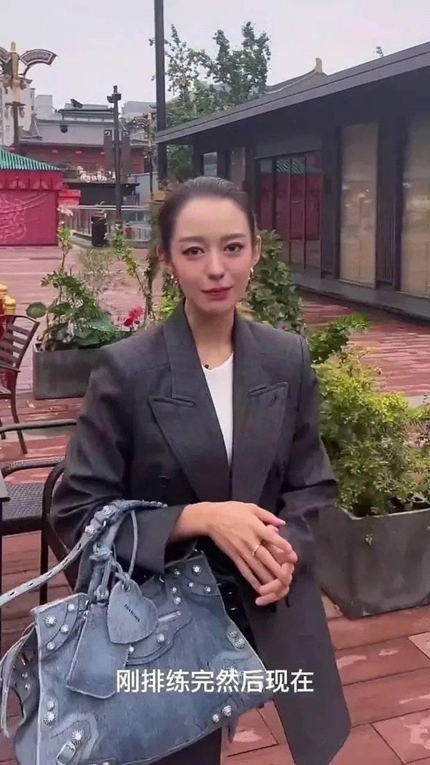 郎朗老婆现身西安低温光腿穿短裙引网友担心其着凉 第6张