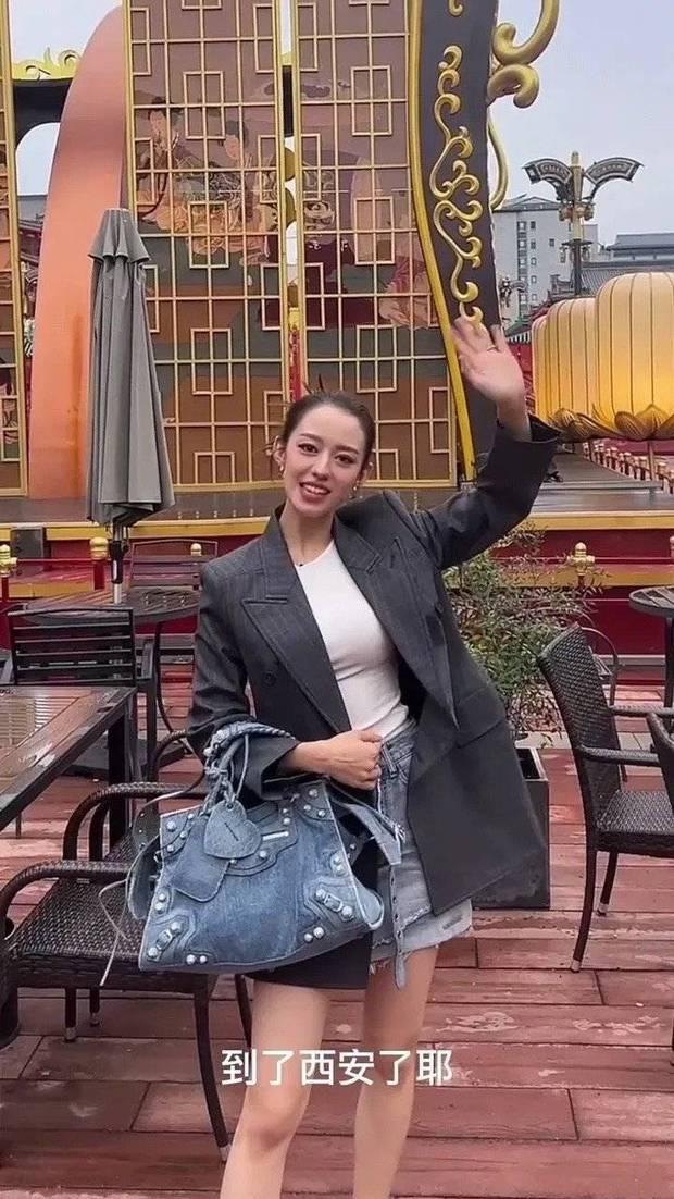 郎朗老婆现身西安低温光腿穿短裙引网友担心其着凉 第2张