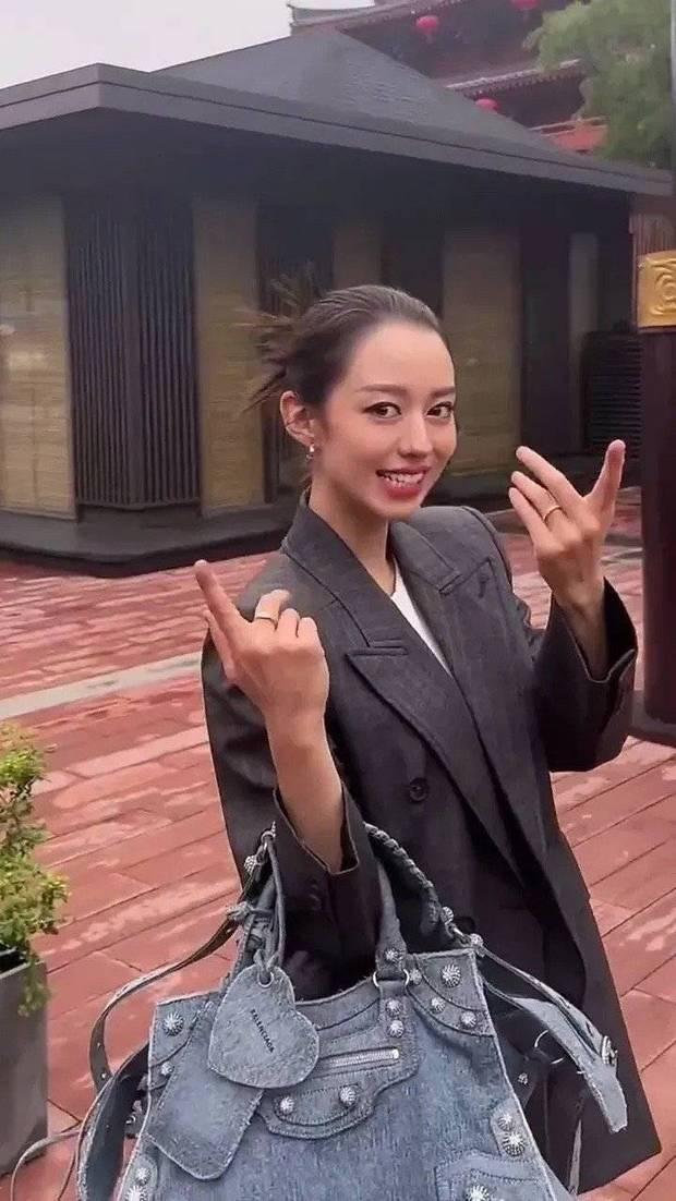 郎朗老婆现身西安低温光腿穿短裙引网友担心其着凉 第8张
